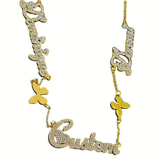 Collar personalizado con varios nombres de cristal y dije de mariposa