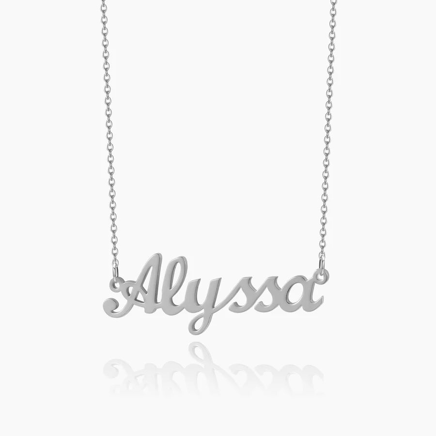 Dainty custom name necklace with personalized engraving, minimalist design in gold or silver – Queendom Treasurez.